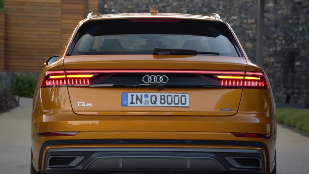 2019 Audi Q8 Headlights & Tail Lights (720p)