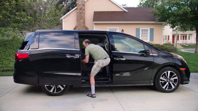 первого ряда сдвигаются