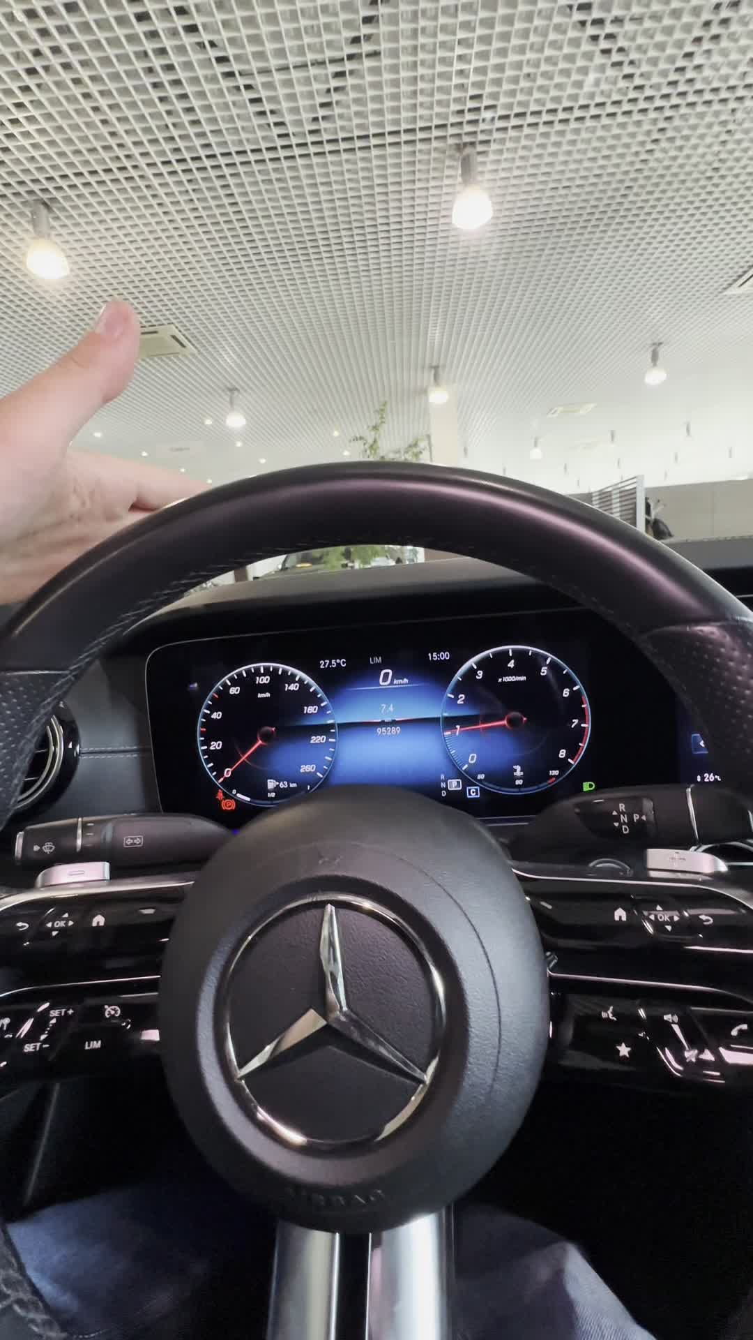 21.04 5L008226 Mercedes-Benz E 200.MOV