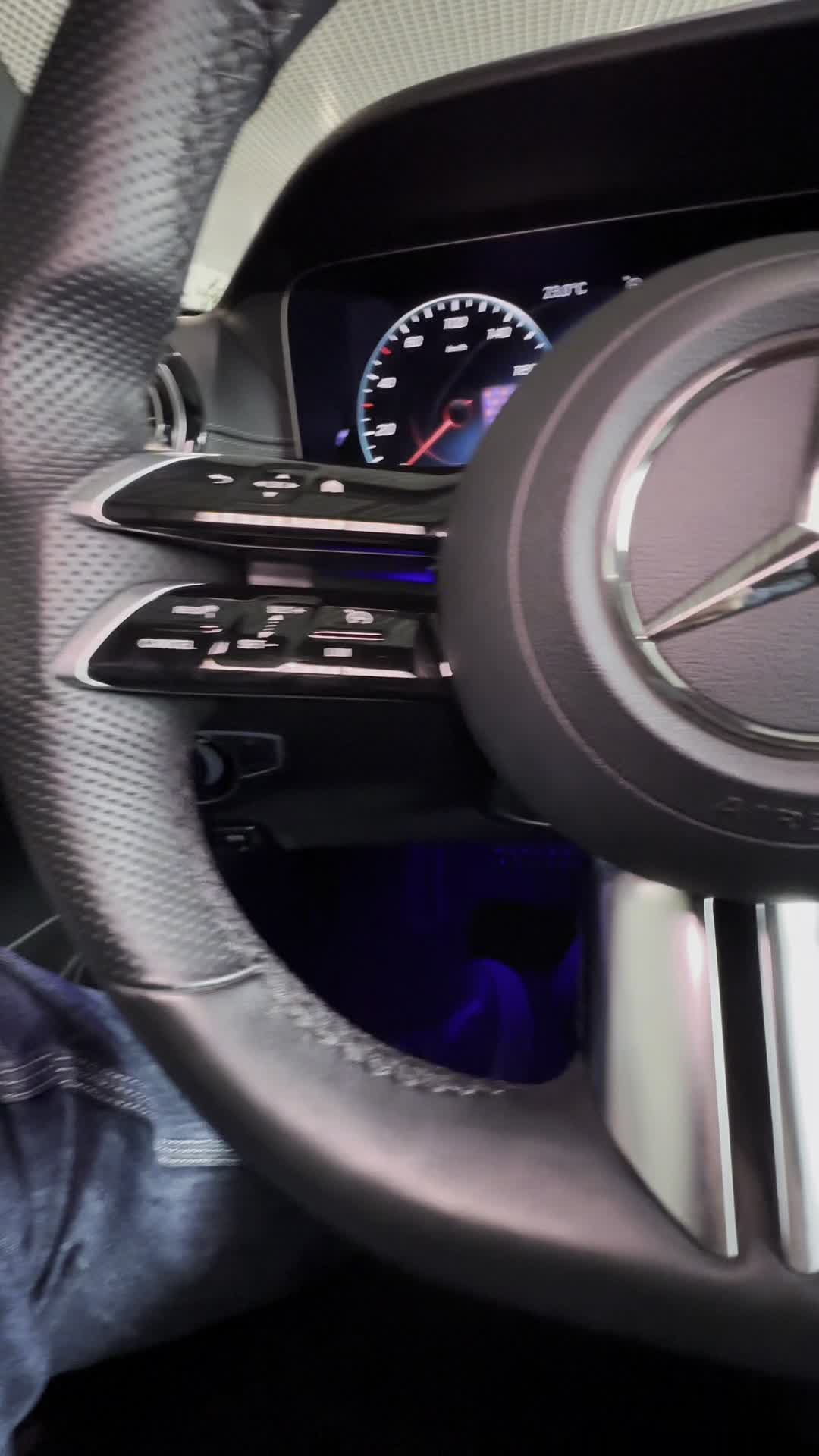 05.05 5L007860 Mercedes-Benz E 220.MOV