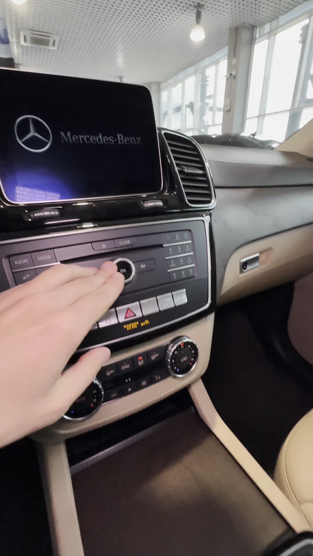 12.05 B151880 Mercedes-Benz GLE 350.MOV