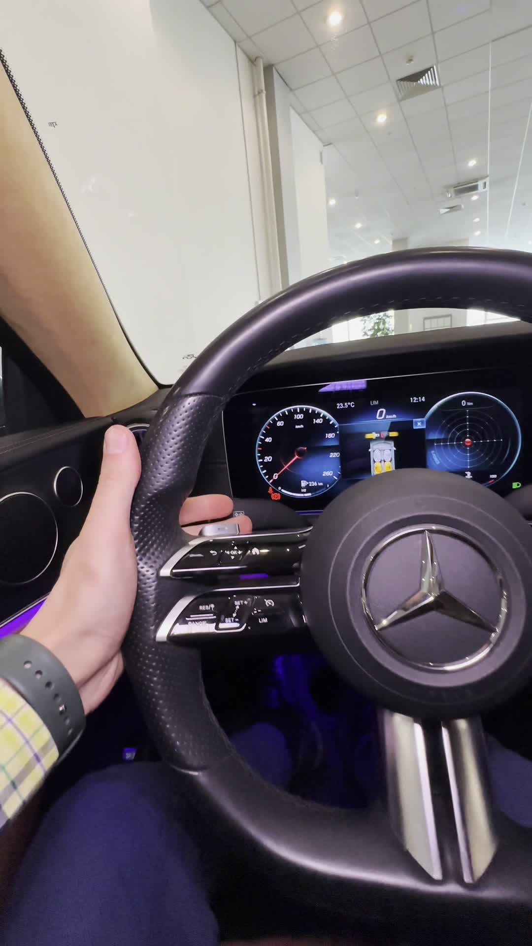 20.05 F163919  Mercedes-Benz E 200 Coupe.MOV