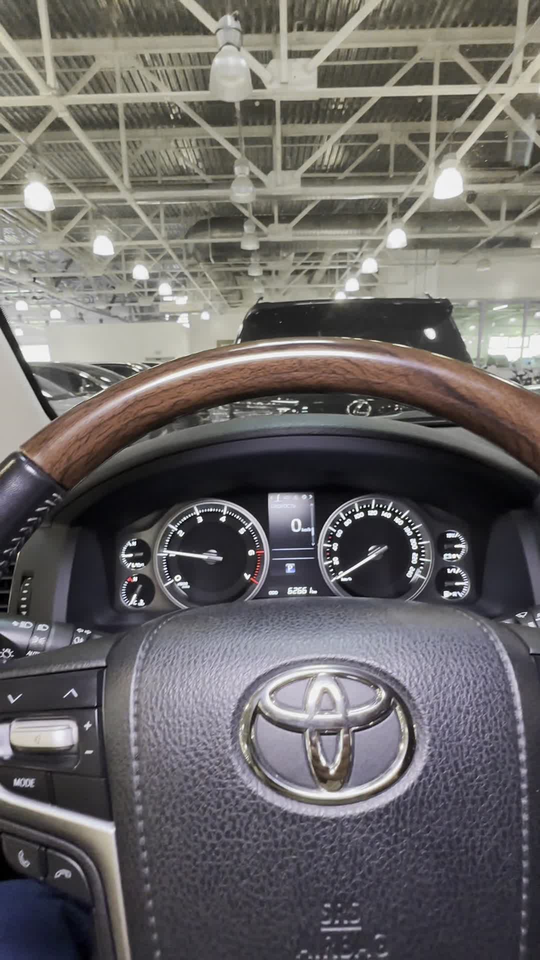 06.06 4218400 Toyota LC200.MOV