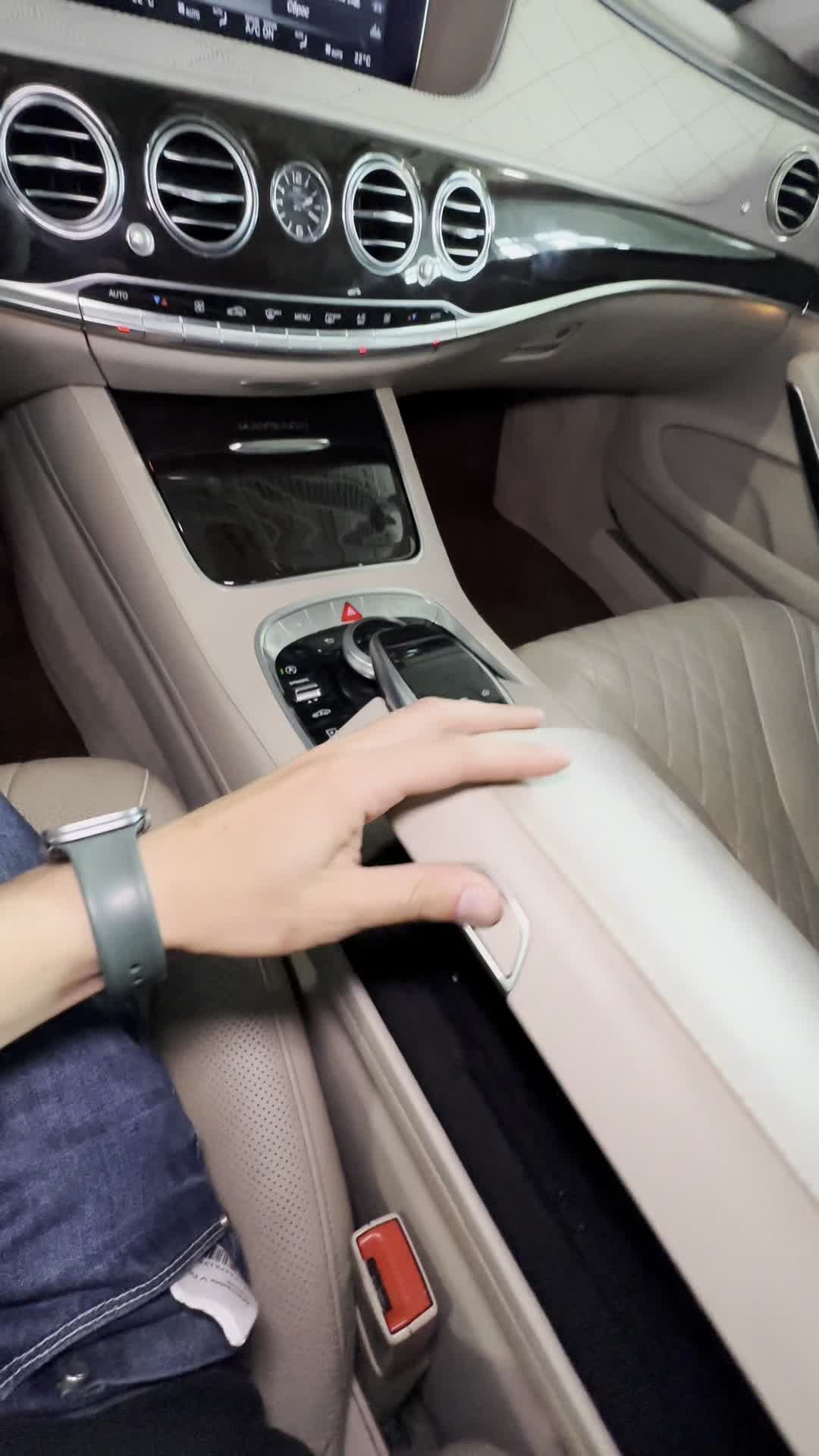 16.06 A408575 Mercedes-Benz S 560 Maybach.MOV