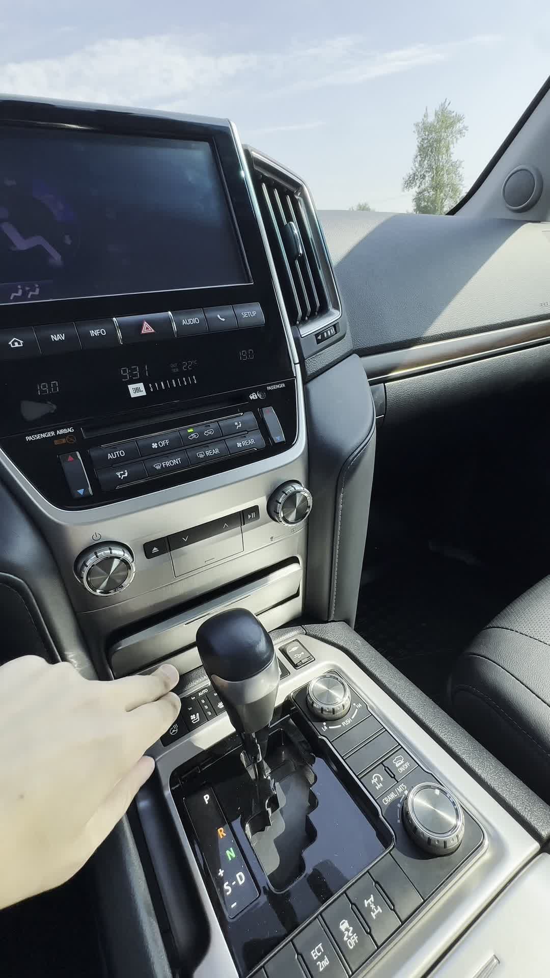 17.06 4289923 Toyota LC200.MOV