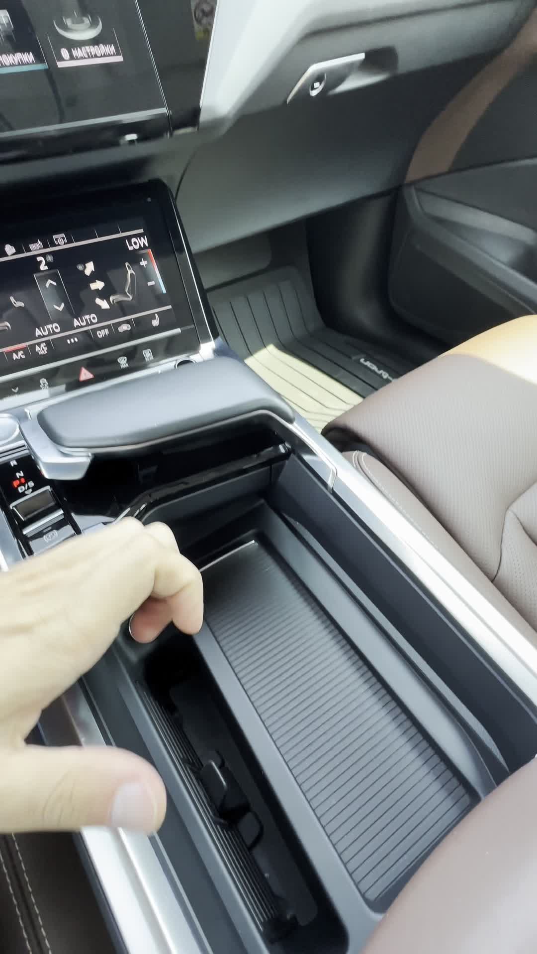 17.06 LB026224 Audi e-tron S.MOV