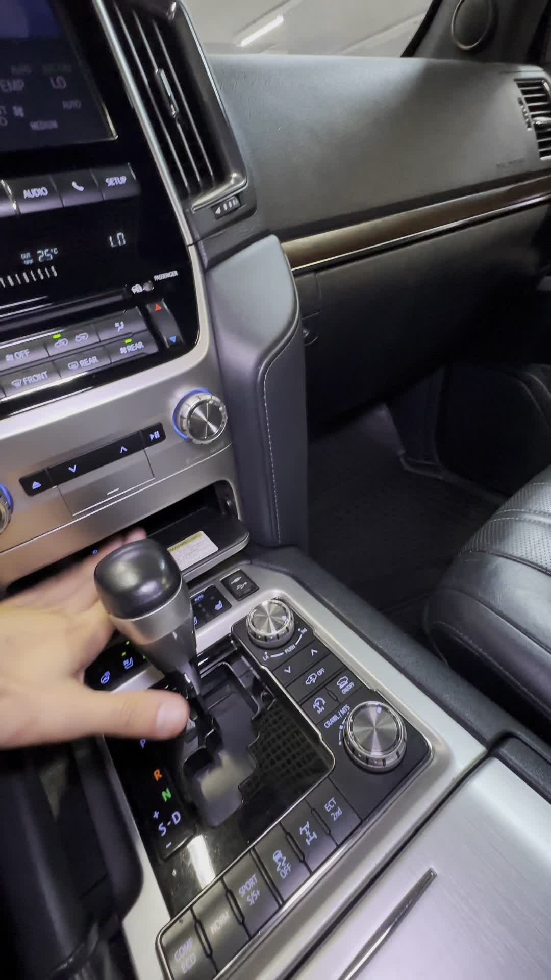 25.07 4307199 Toyota Land Cruiser 200.MOV