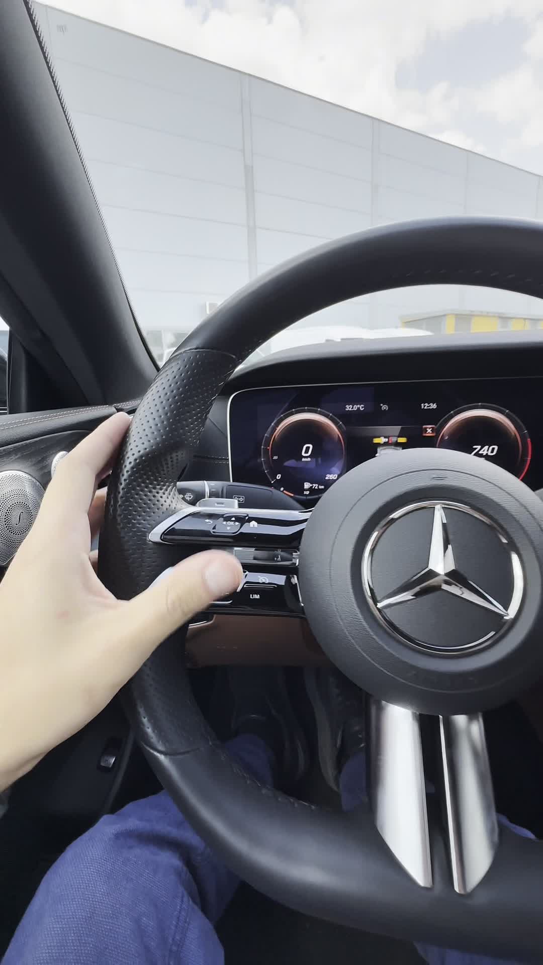 30.07 F173054 Mercedes-Benz E 200.MOV