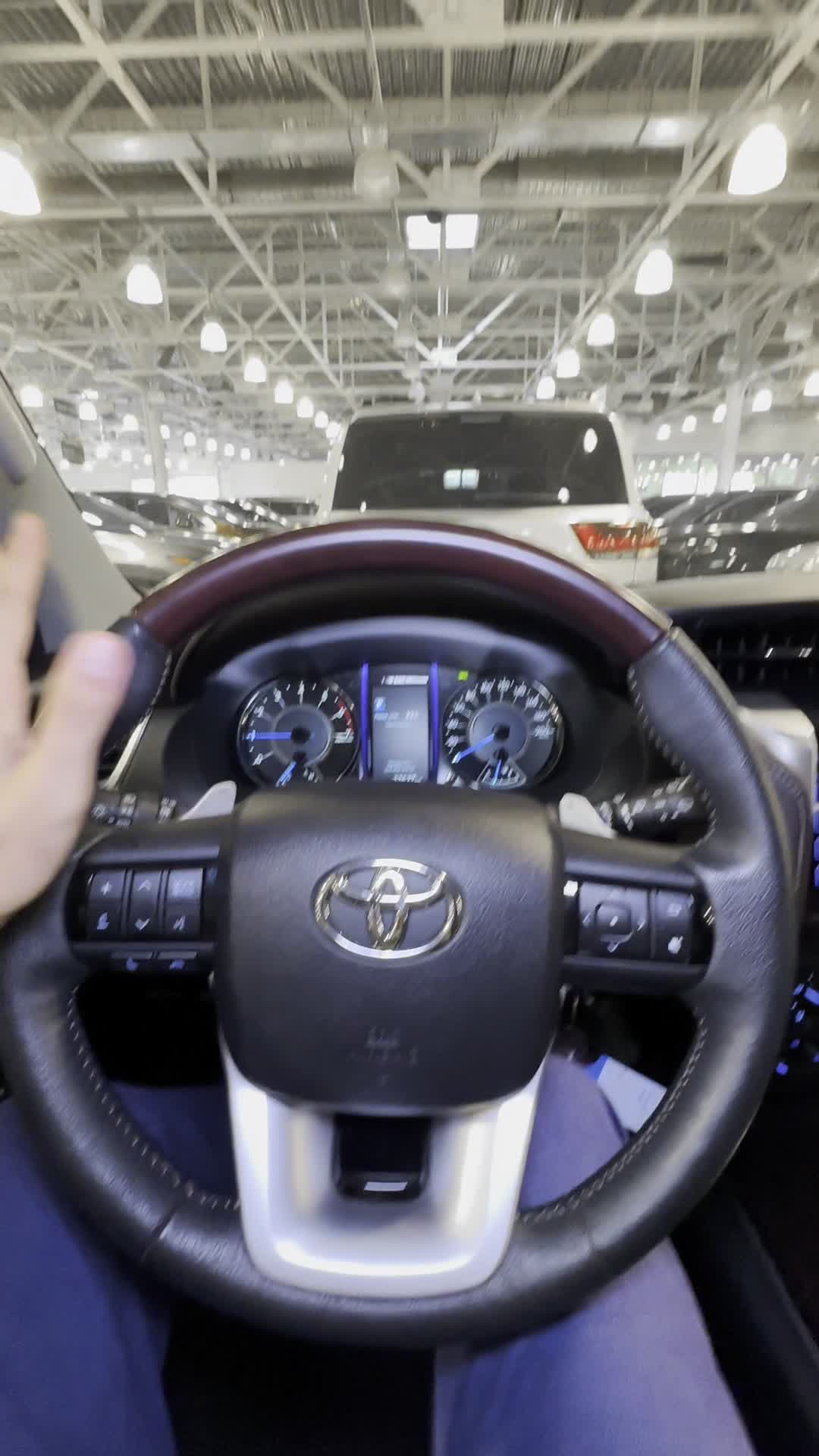 14.08 0813393 Toyota Fortuner.MOV