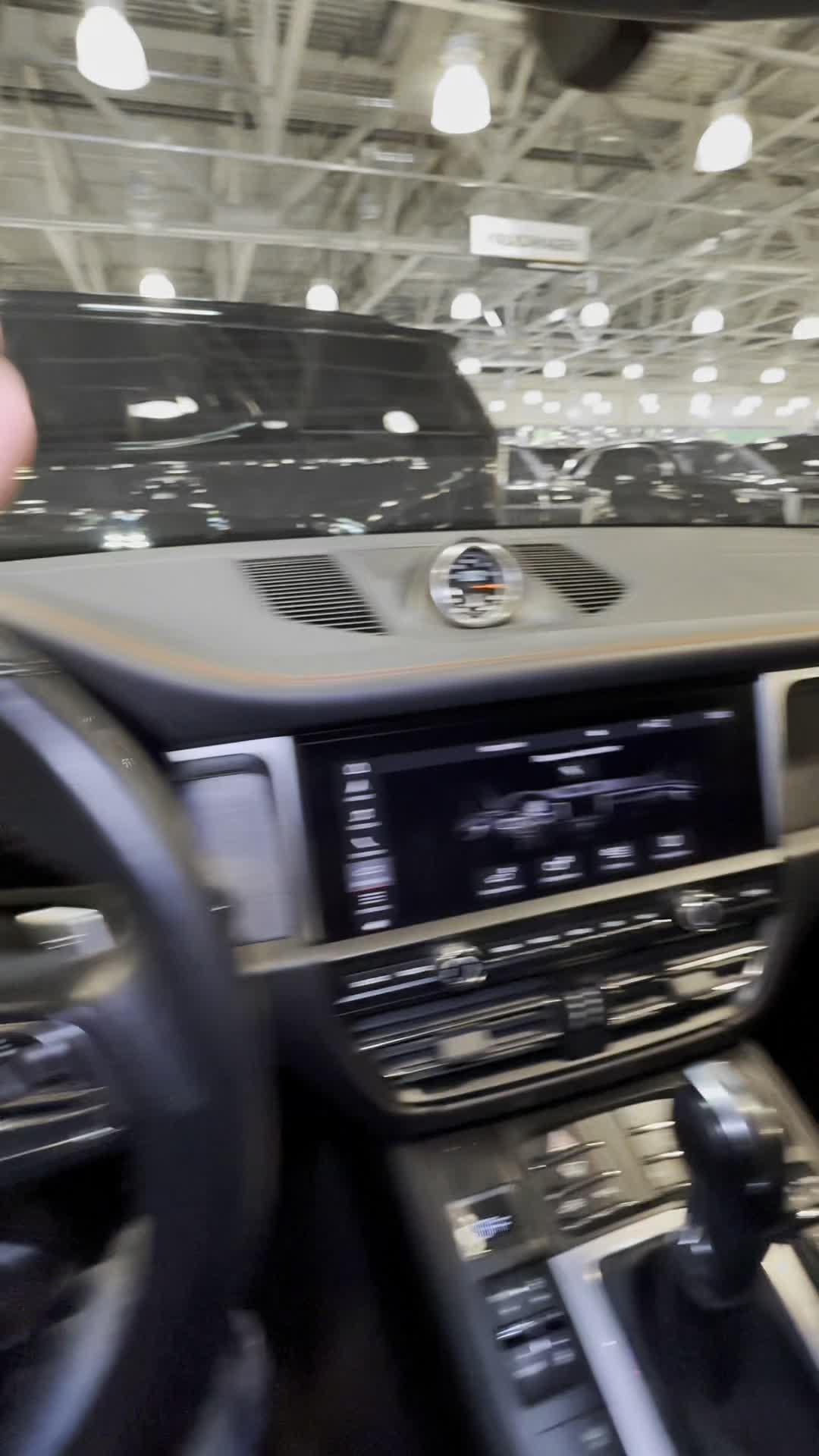 19.08 LB62899 Porsche Macan.MOV