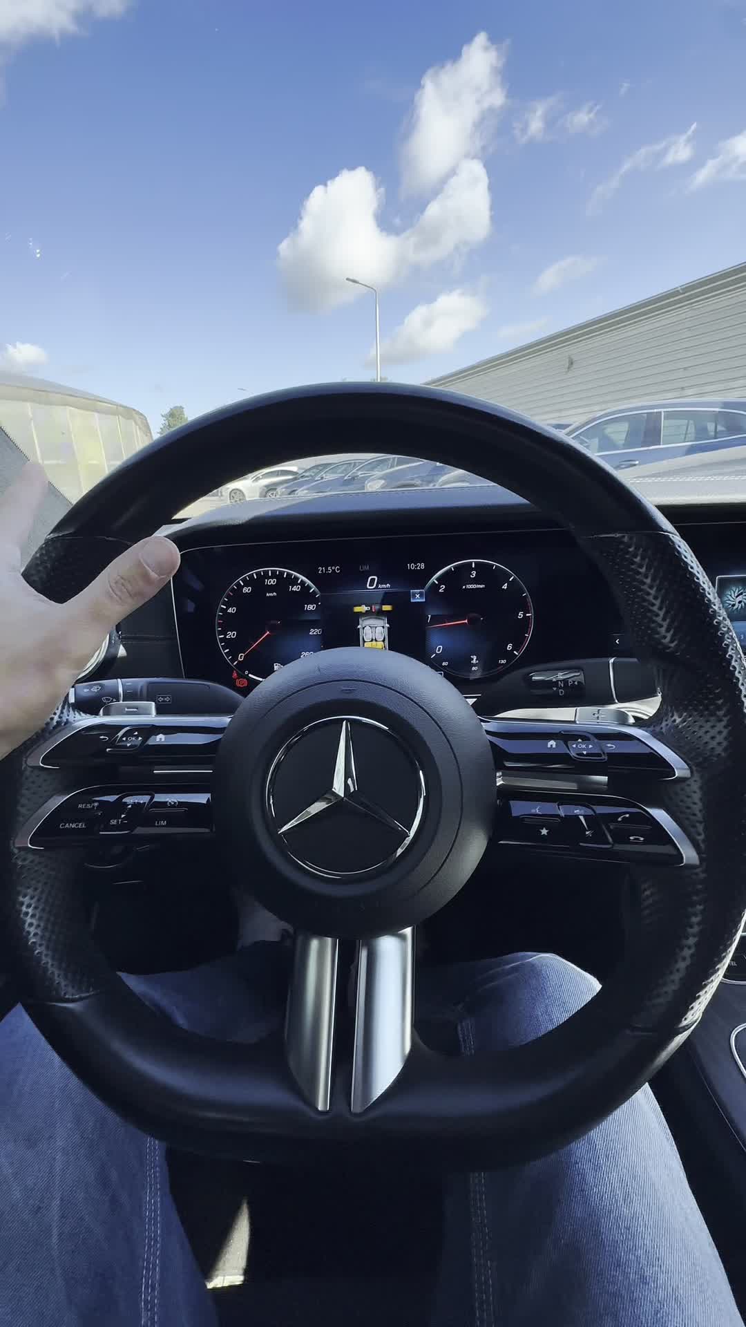 27.08 L043774 Mercedes-Benz E 220.MOV