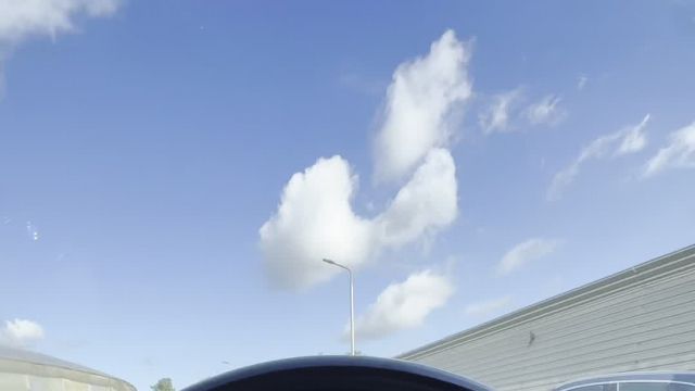 27.08 L043774 Mercedes-Benz E 220.MOV