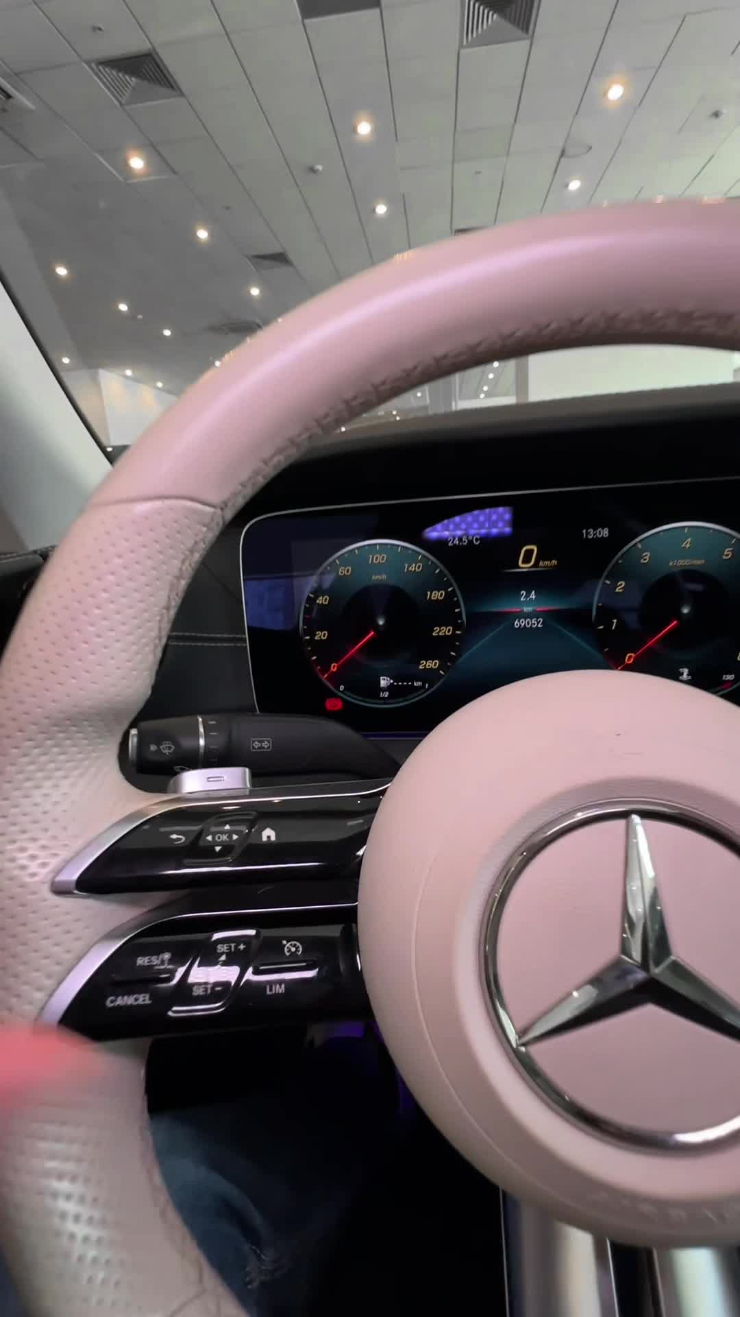 10.09 F171942 Mercedes-Benz E.MOV