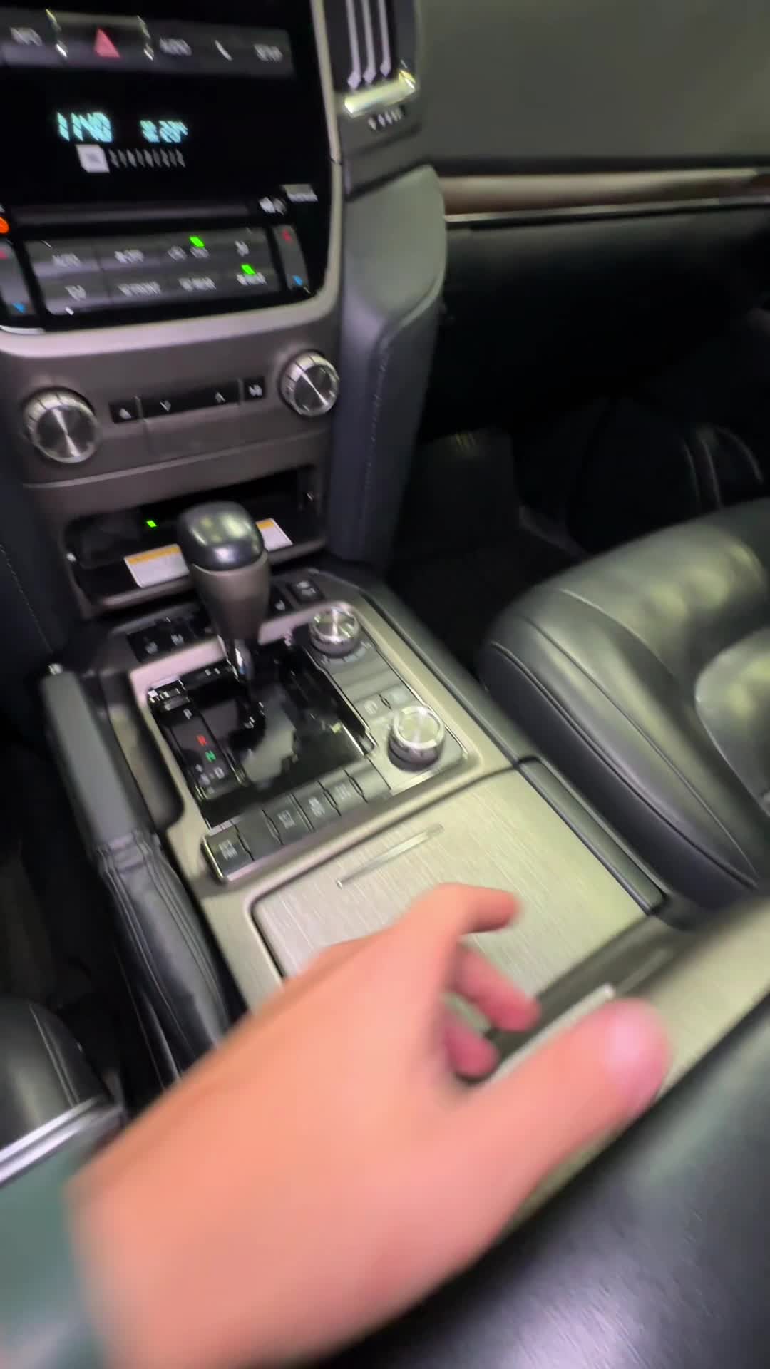11.09 4246462 Toyota LC200.MOV