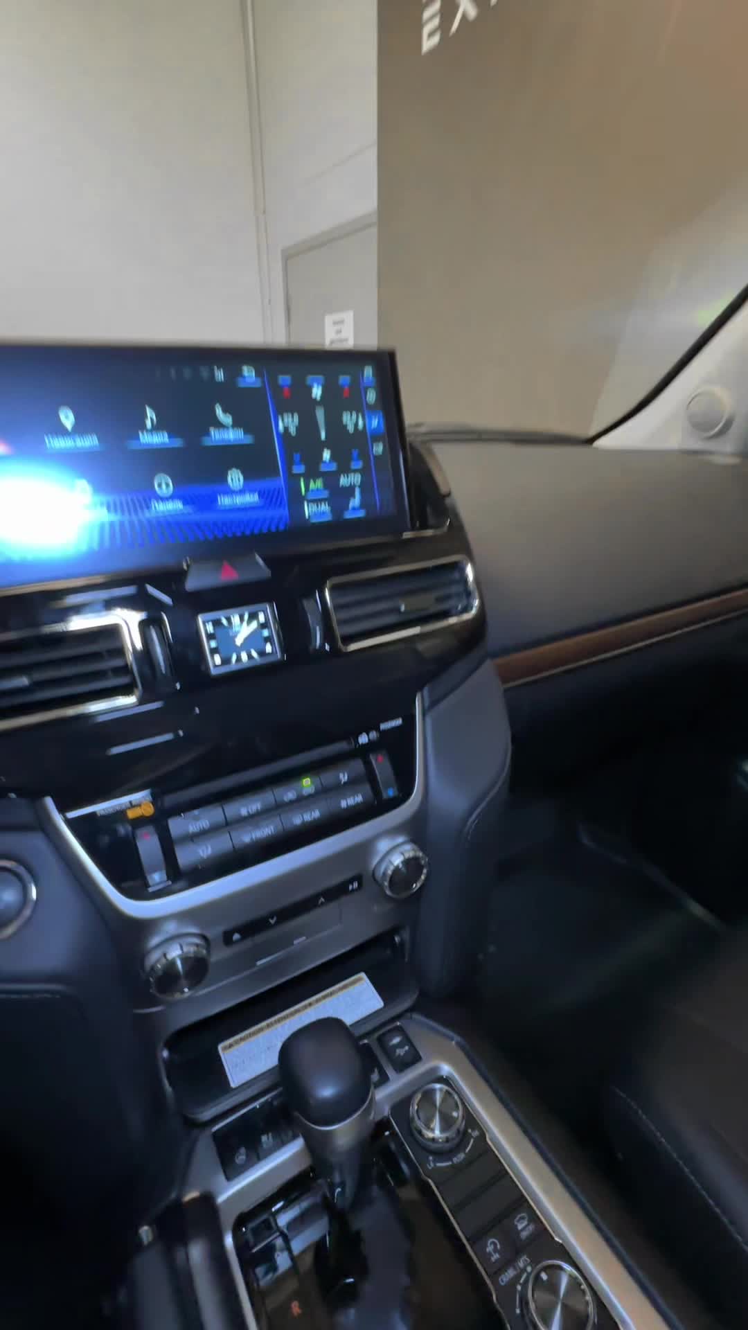 12.09 4222522 Toyota LC200.MOV