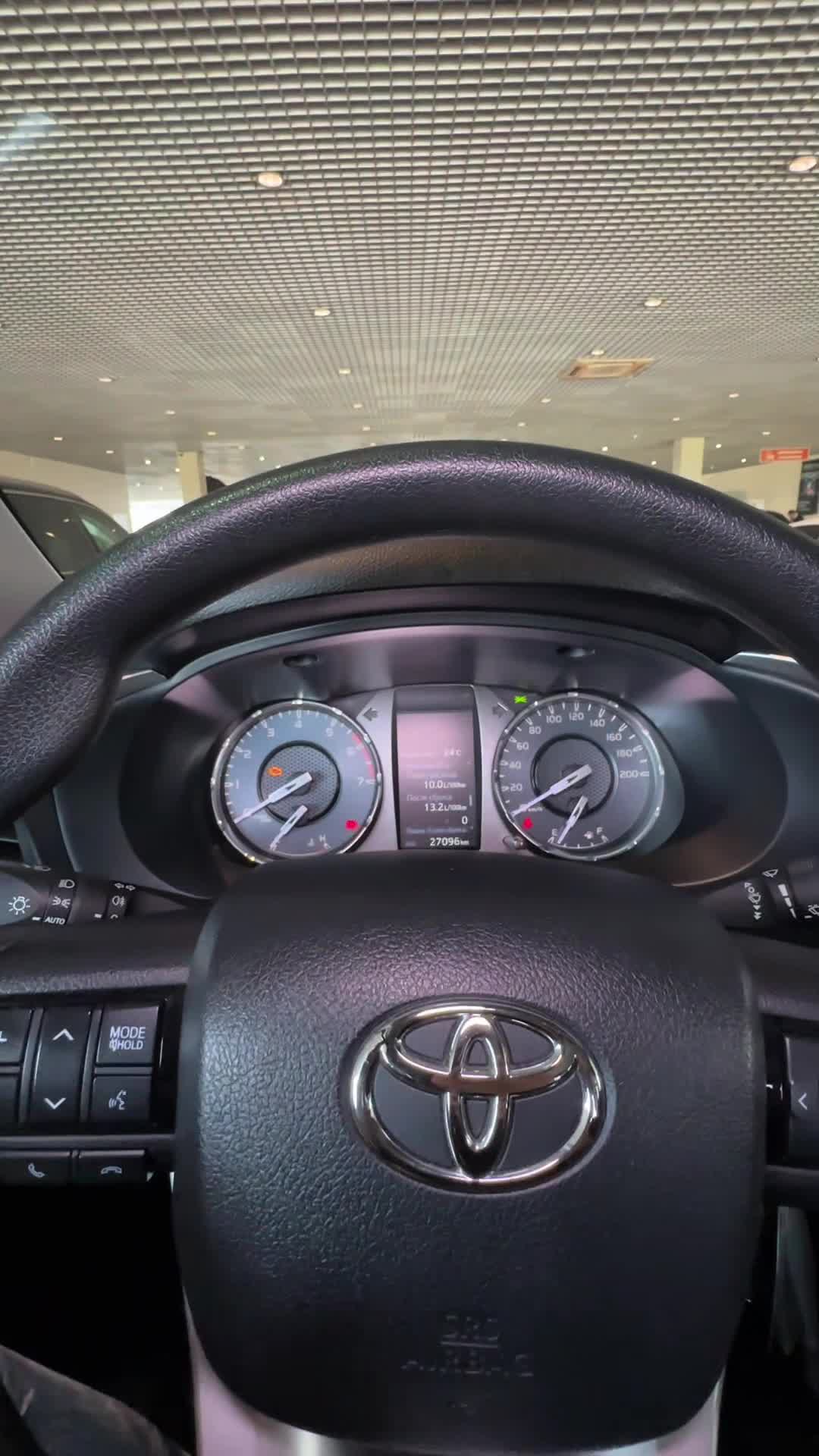 17.09 1905376 Toyota Hilux.MOV