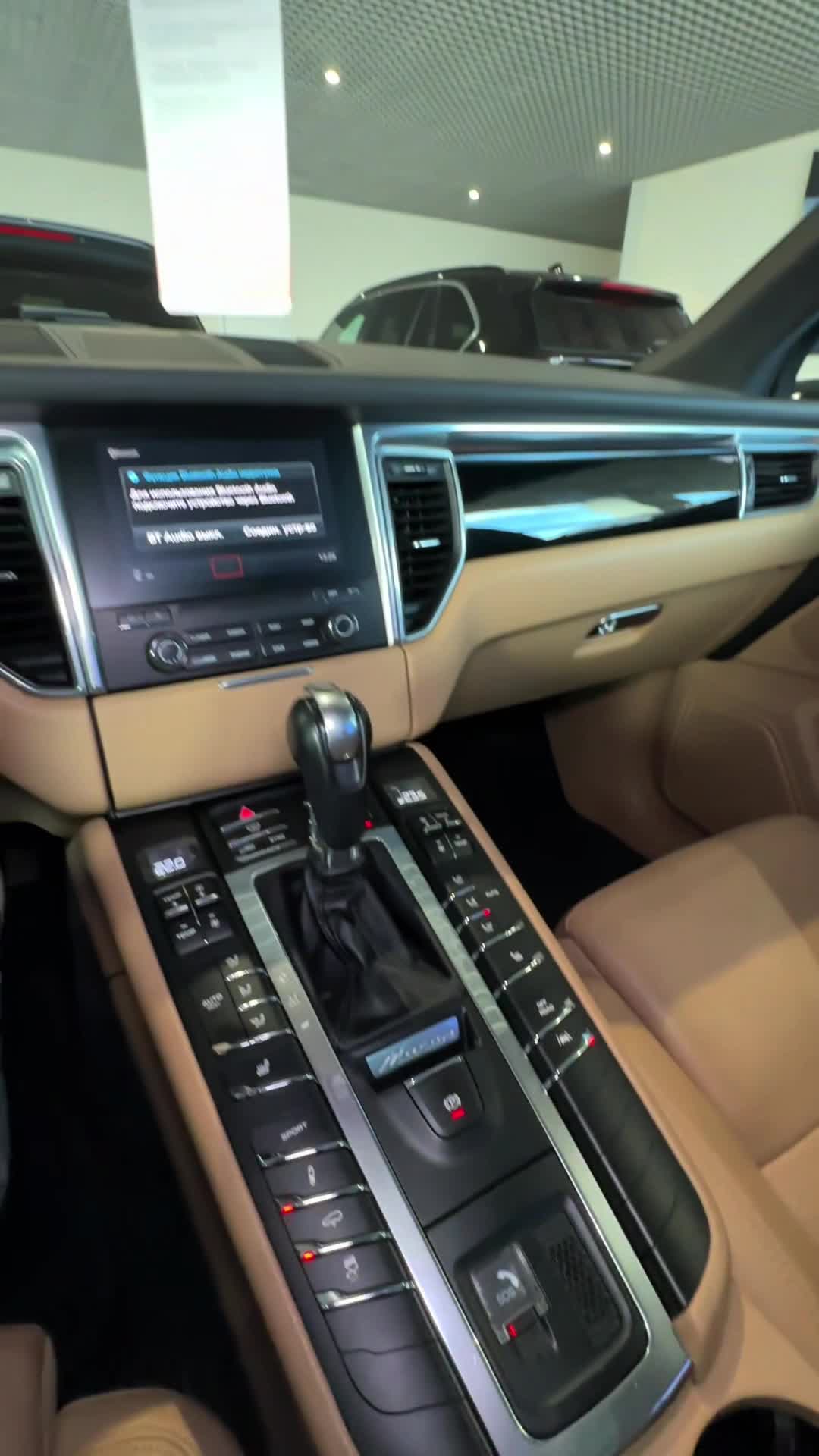 17.09 LB45849 Porsche Macan.MOV