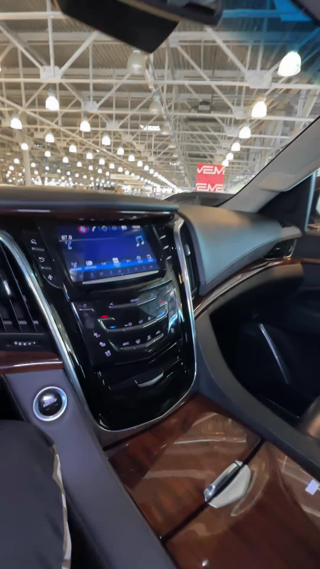 30.09 GB006657 Cadillac Escalade.MOV
