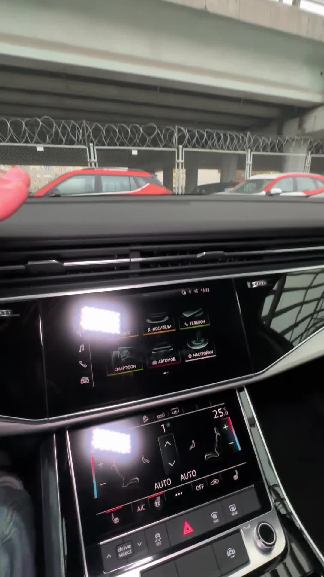 27.10 LG000542 Audi Q7.MOV