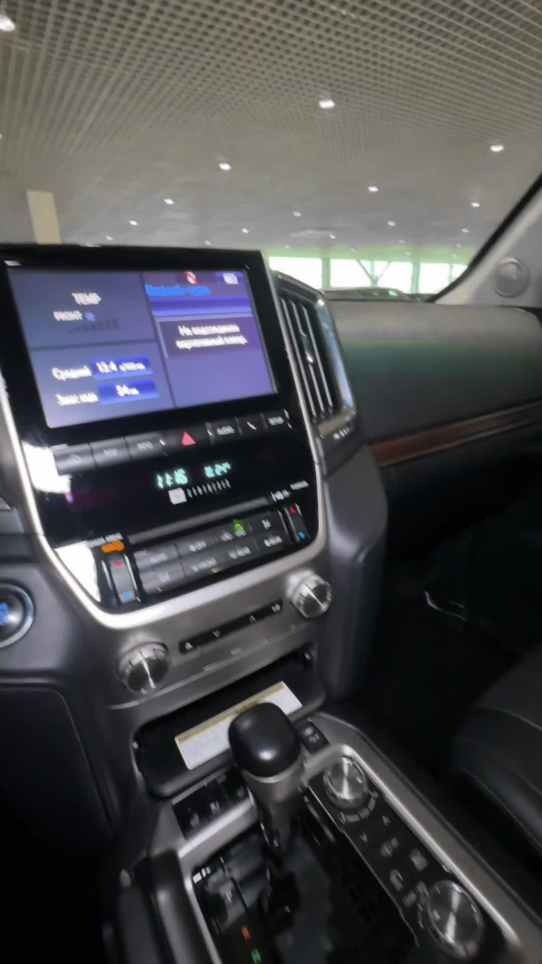 28.10 4224619 Toyota LC200.MOV