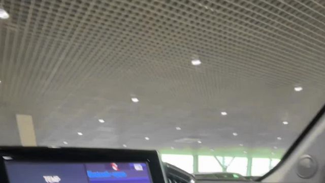 28.10 4224619 Toyota LC200.MOV