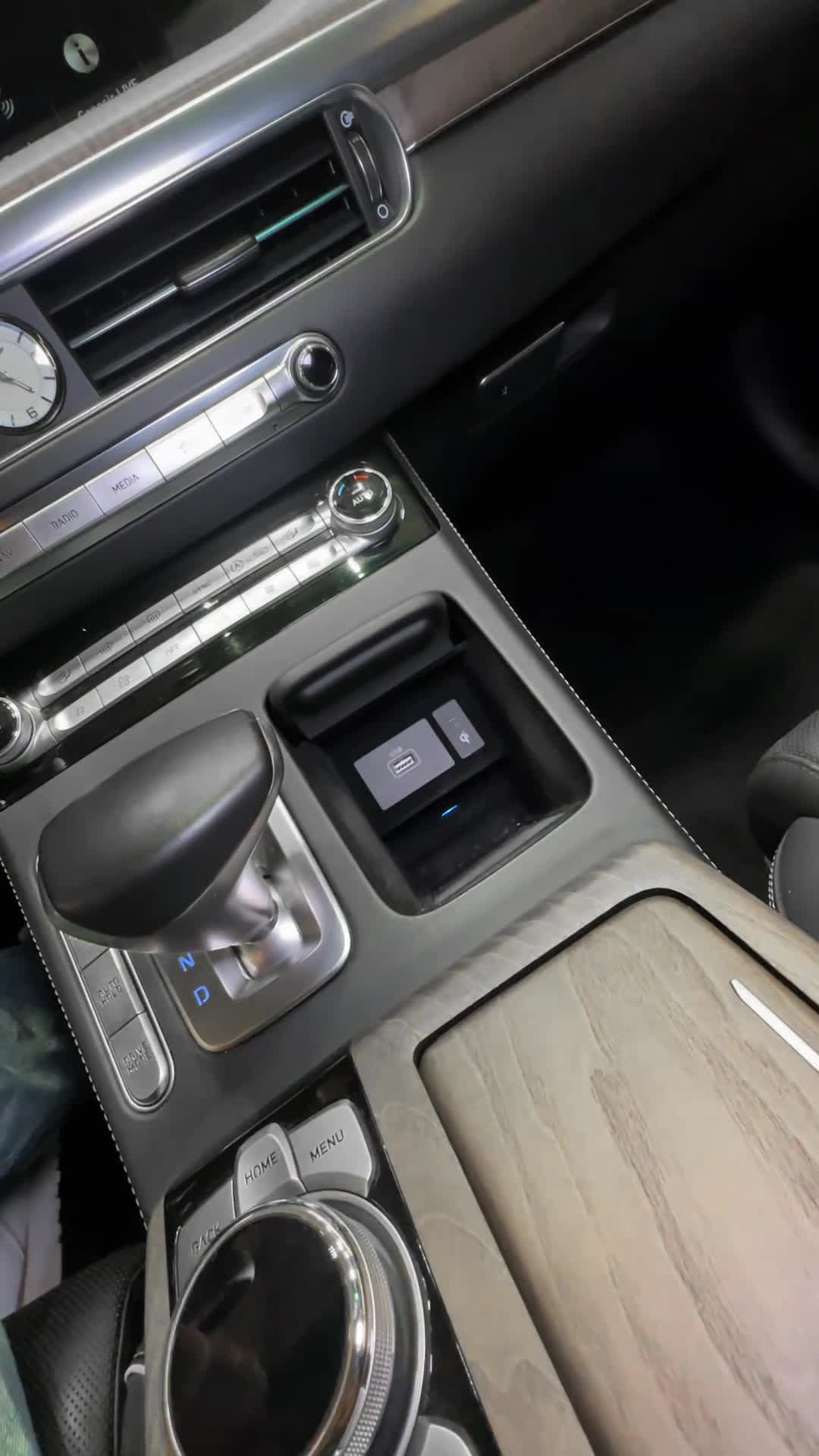 31.10 DN0000590 Genesis G90.MOV