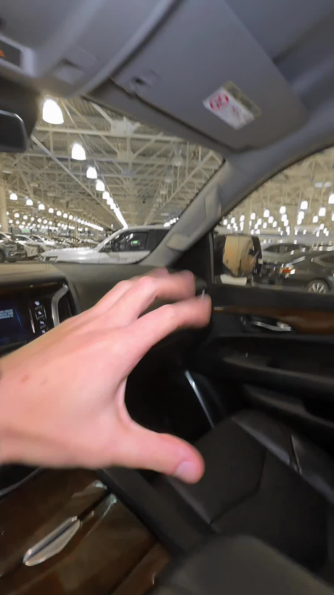 31.10 LR279968 Cadillac Escalade.MOV