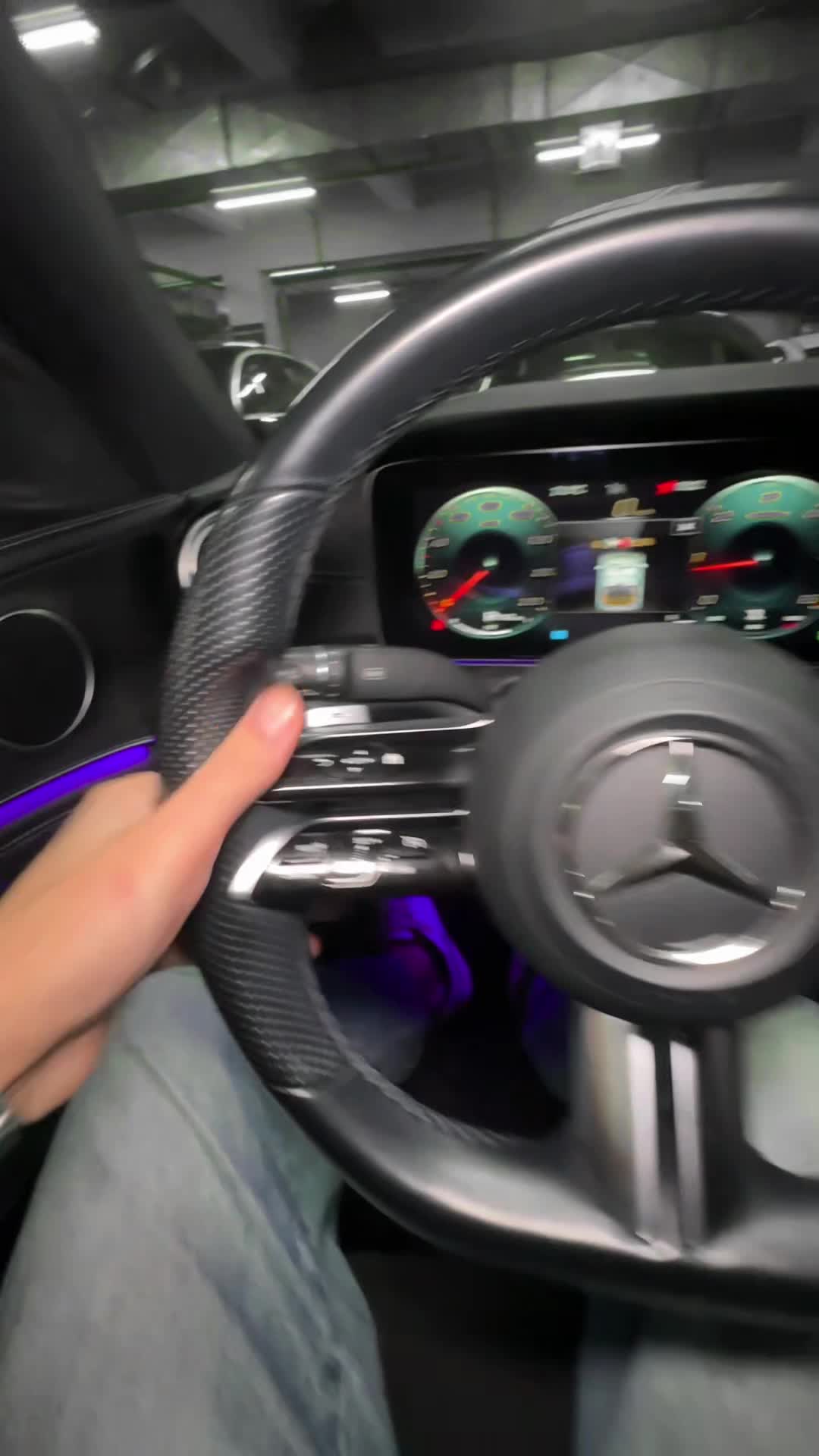 03.11 L045053 Mercedes-Benz E.MOV