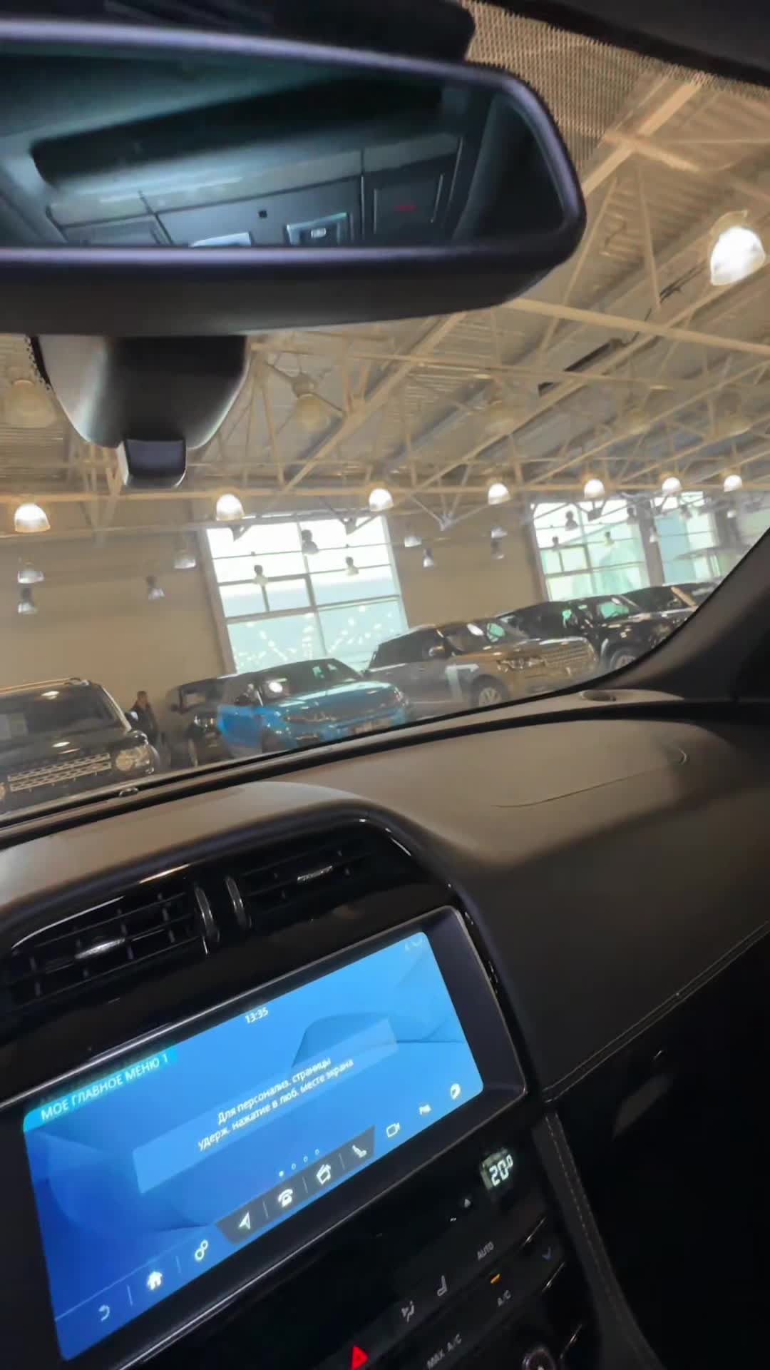 13.11 HA073192 Jaguar F-Pace.MOV