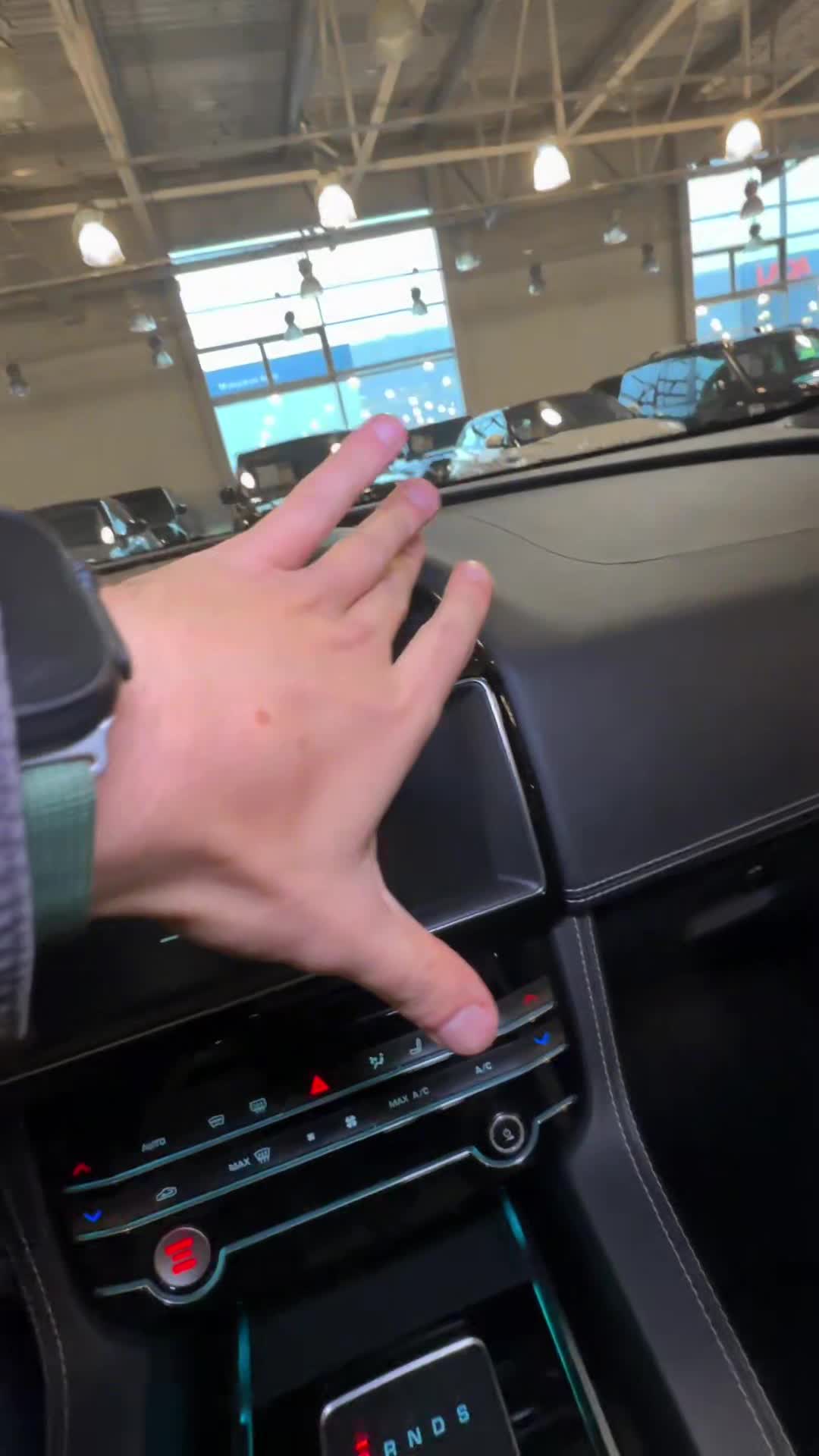 13.11 LA619154 Jaguar F-Pace.MOV