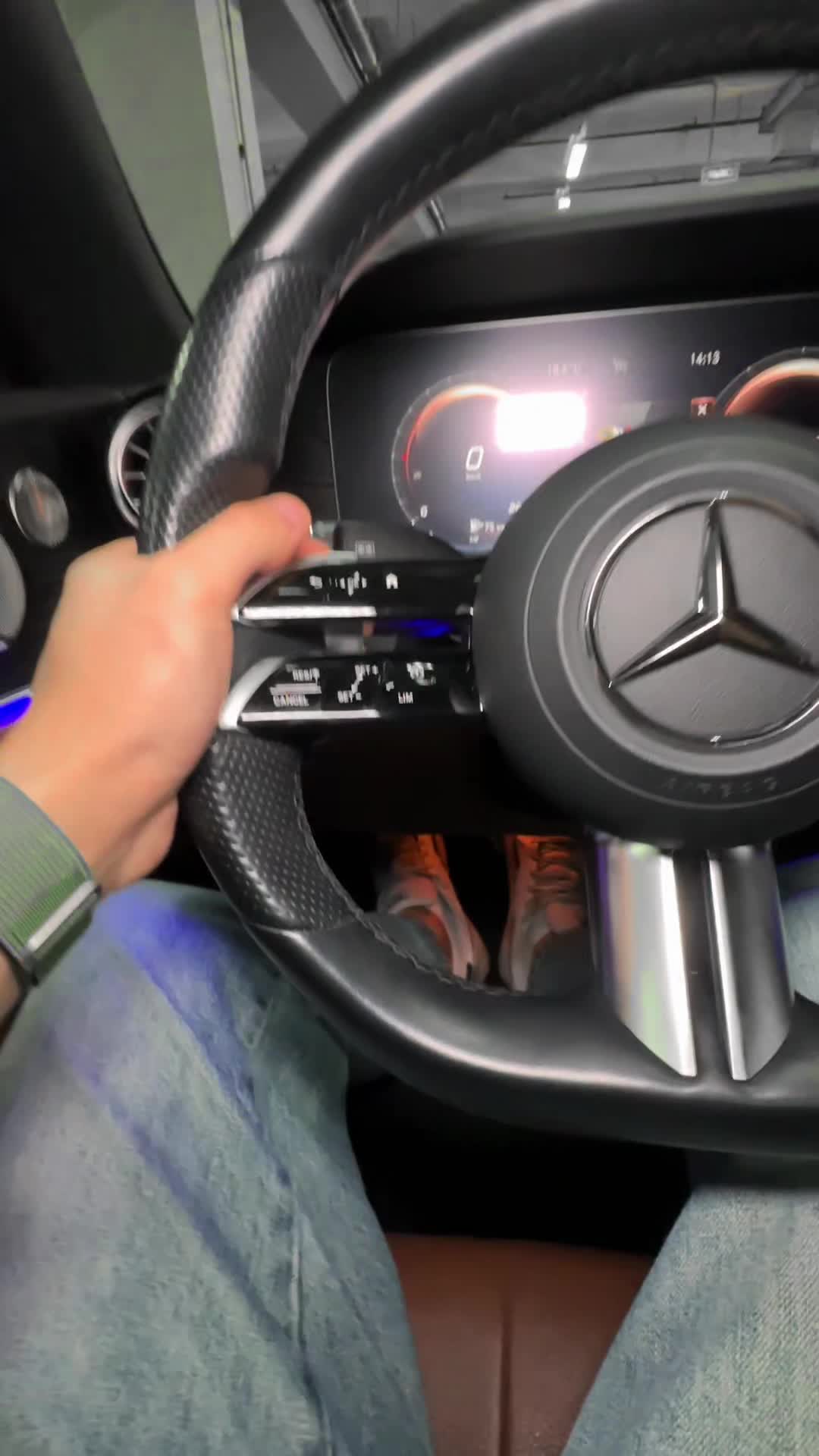 17.11 F166886 Mercedes-Benz E 300.MOV