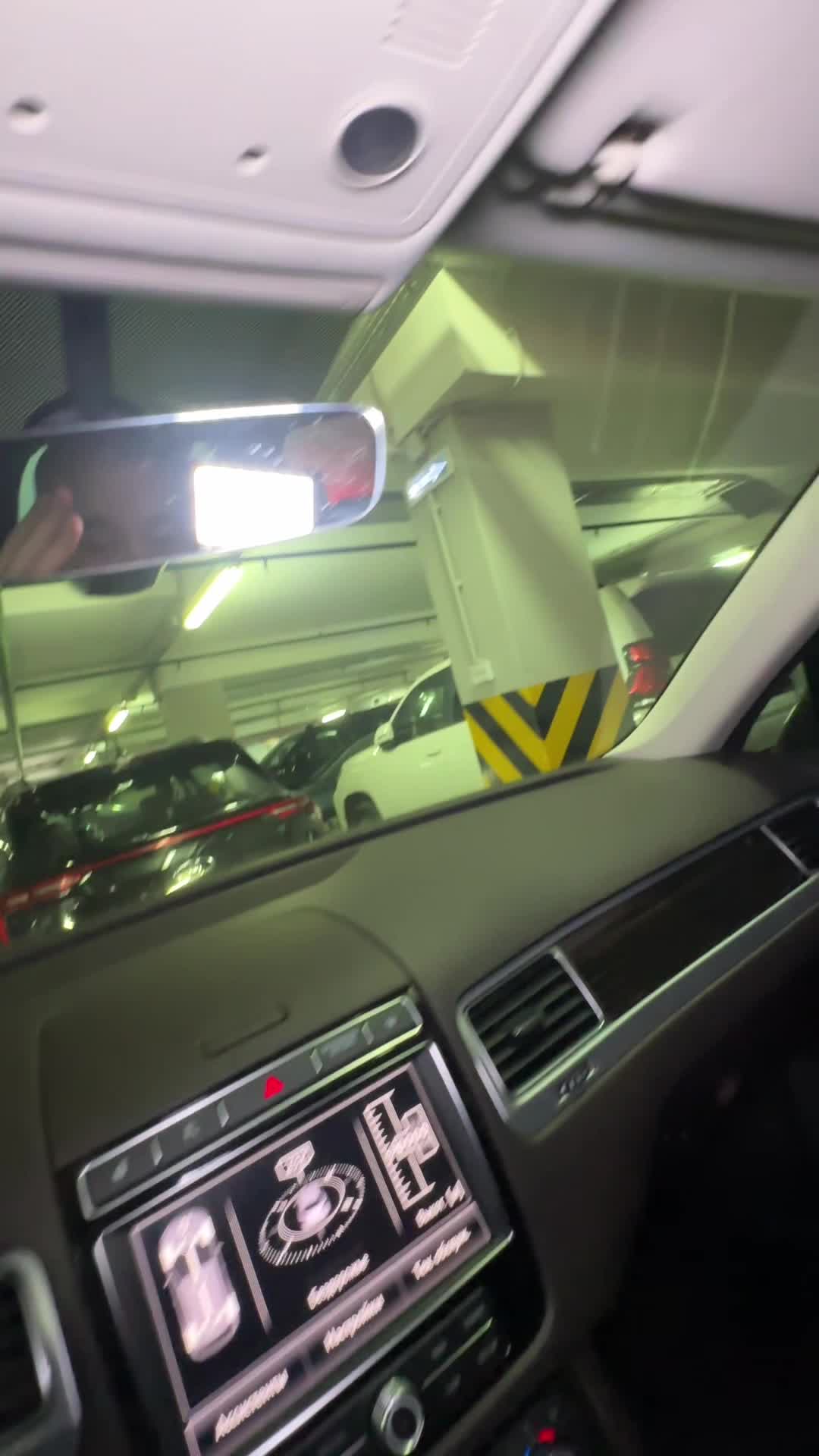 18.11 HG003244 Volkswagen Touareg.MOV