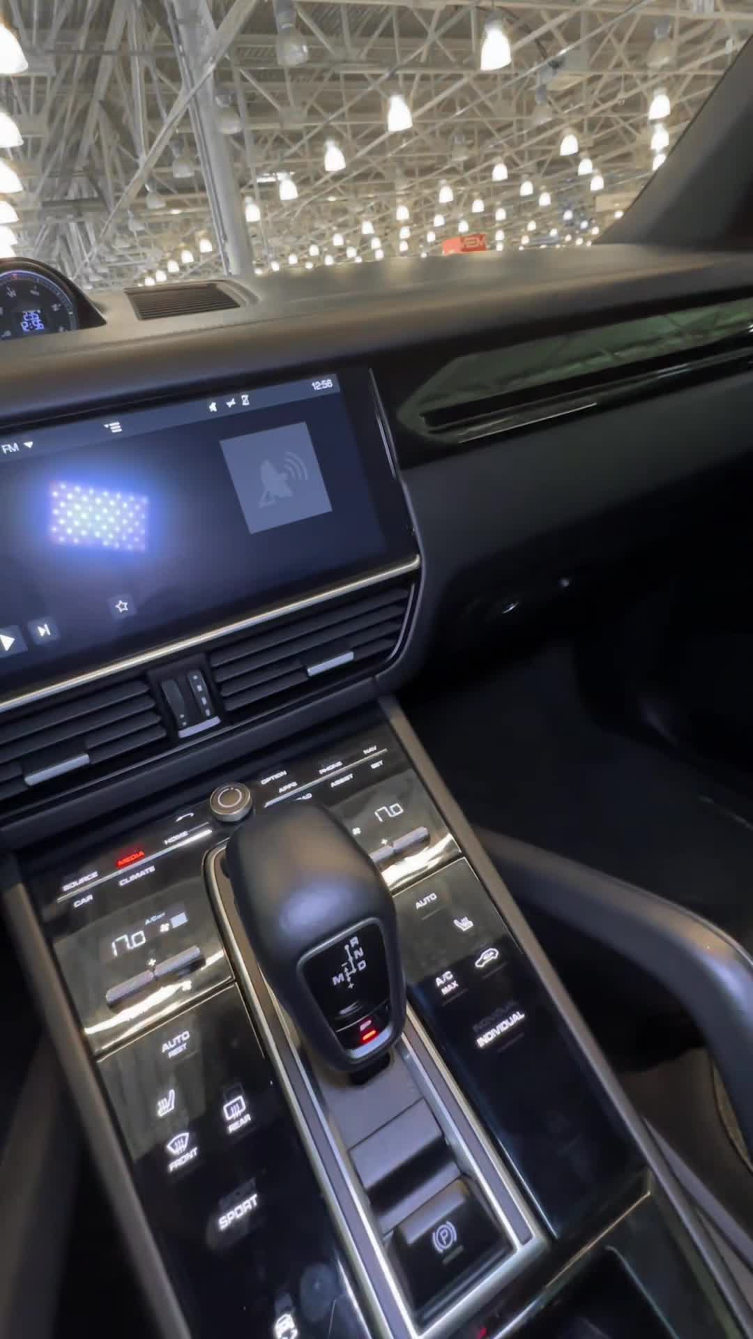 20.11 DA36203 Porsche Cayenne.MOV