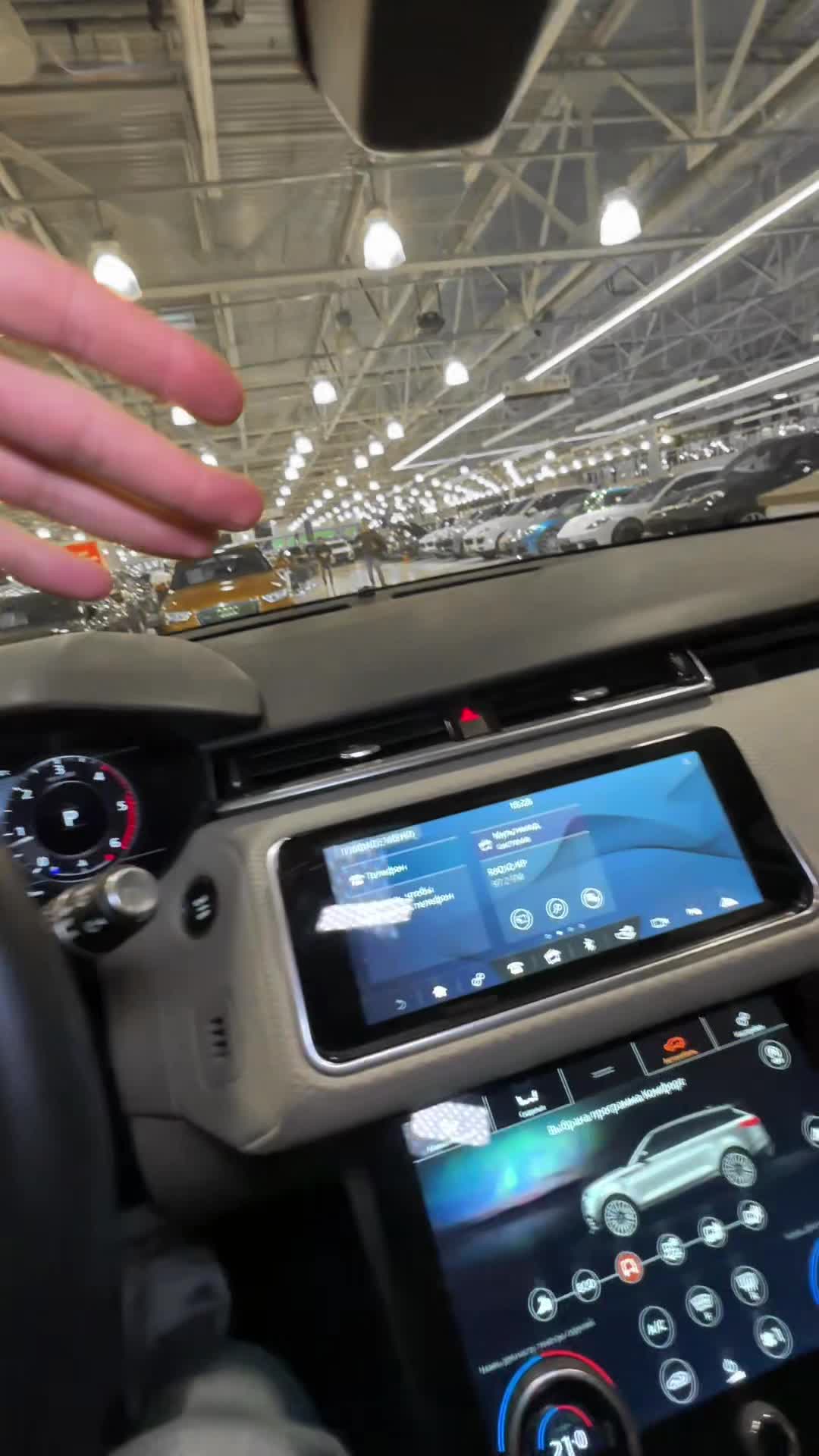 21.11 LA292302 Range Rover Velar.MOV