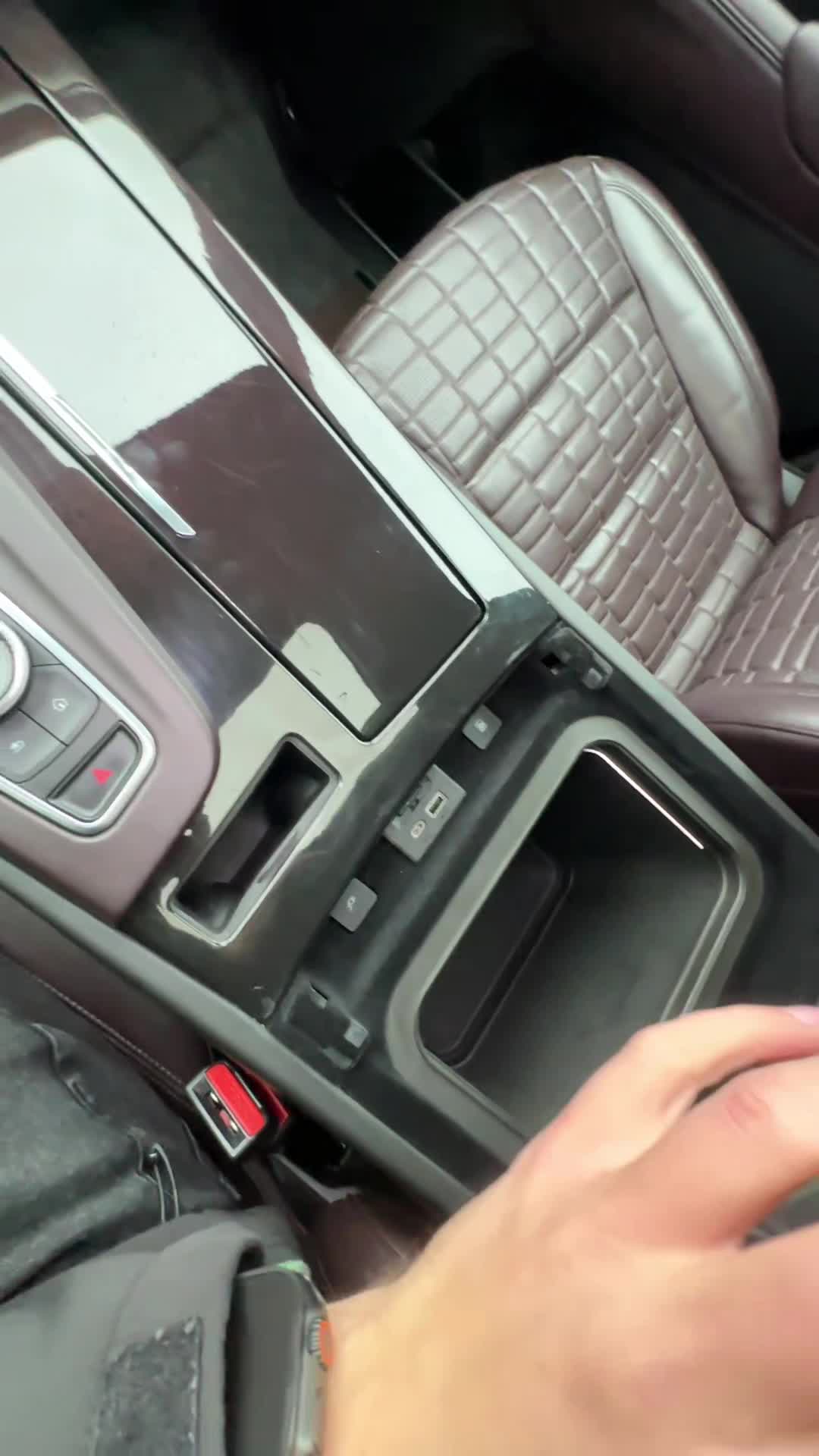 26.11 MR365459 Cadillac Escalade.MOV