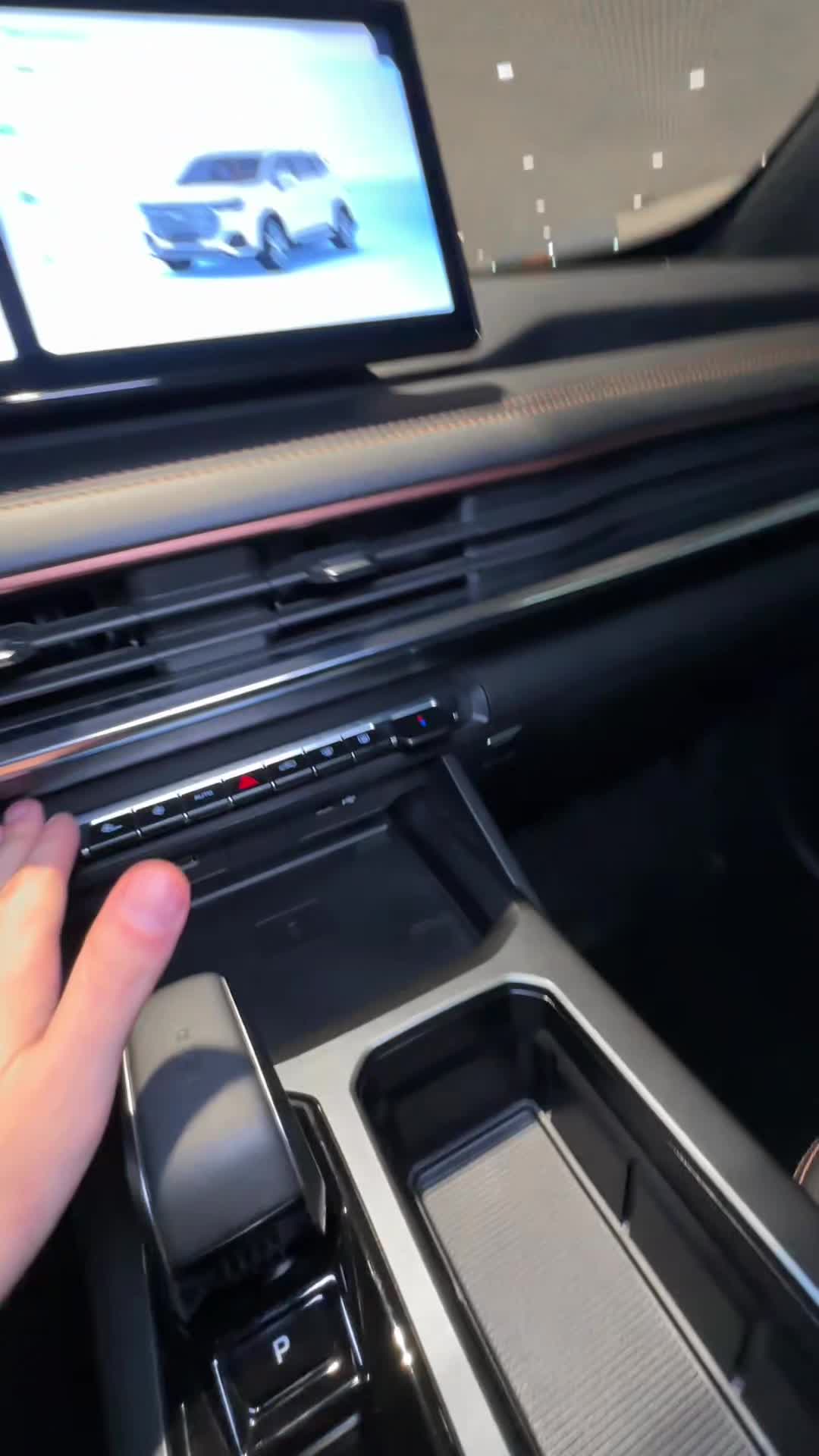 10.12 RY008599 Geely Okavango.MOV