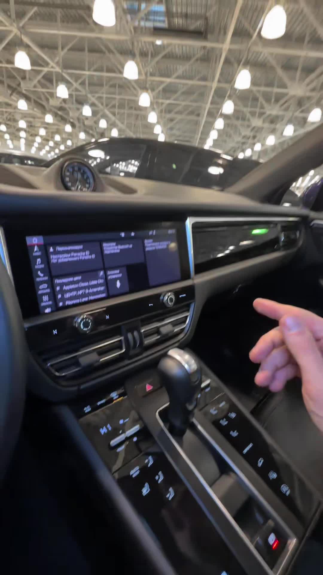 11.12 LB00354 Porsche Macan.MOV