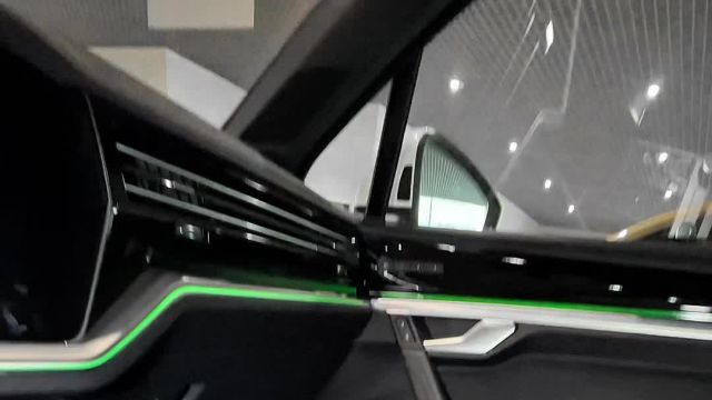 15.04 ZKD045222  Volkswagen Touareg.MOV